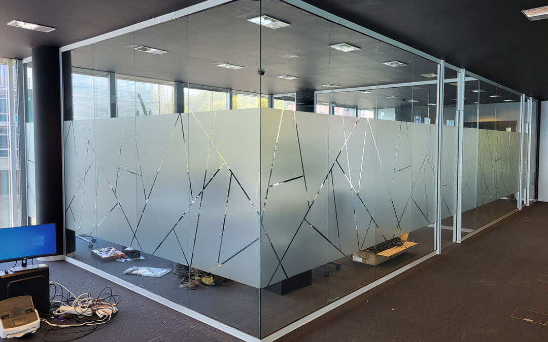 Installation von Milchfolie auf Bürogläser in Hamburg | Kredit.de