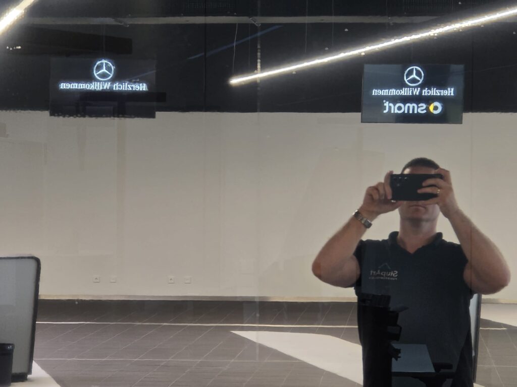 Mercedes Showroom Hamburg
