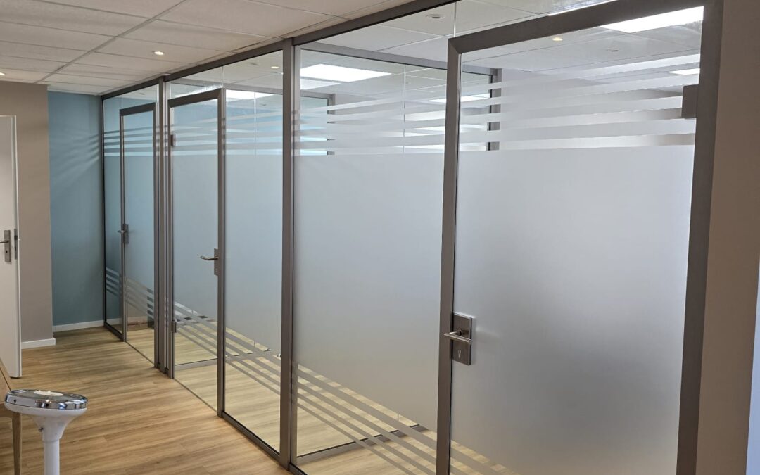 Warum Sichtschutzfolie für Glaswände im Büro eine kluge Wahl ist