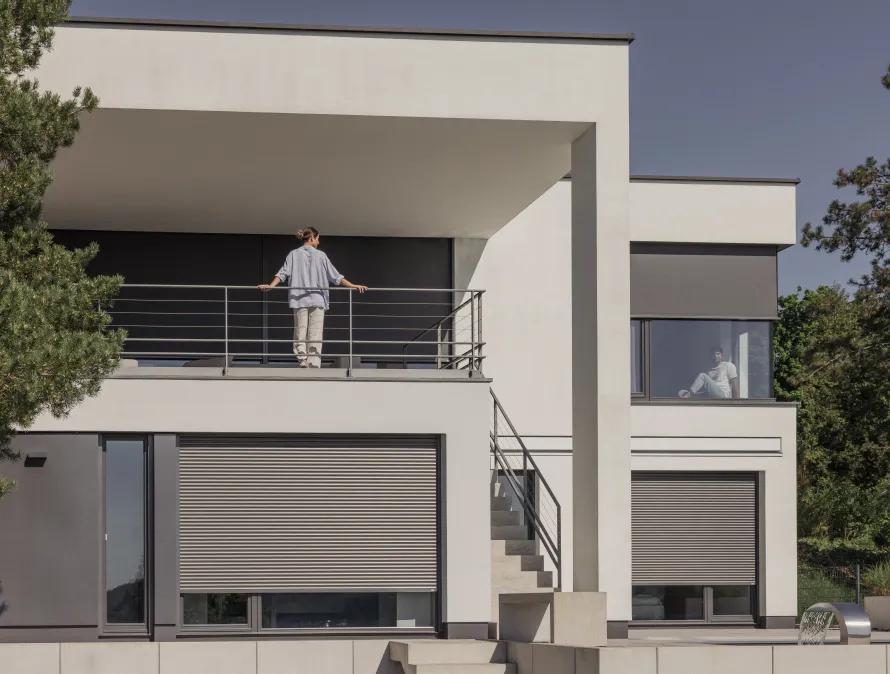 Heller moderner Raum bleibt im Sommer angenehm kühl dank Sonnenschutzfolie auf Fenstern