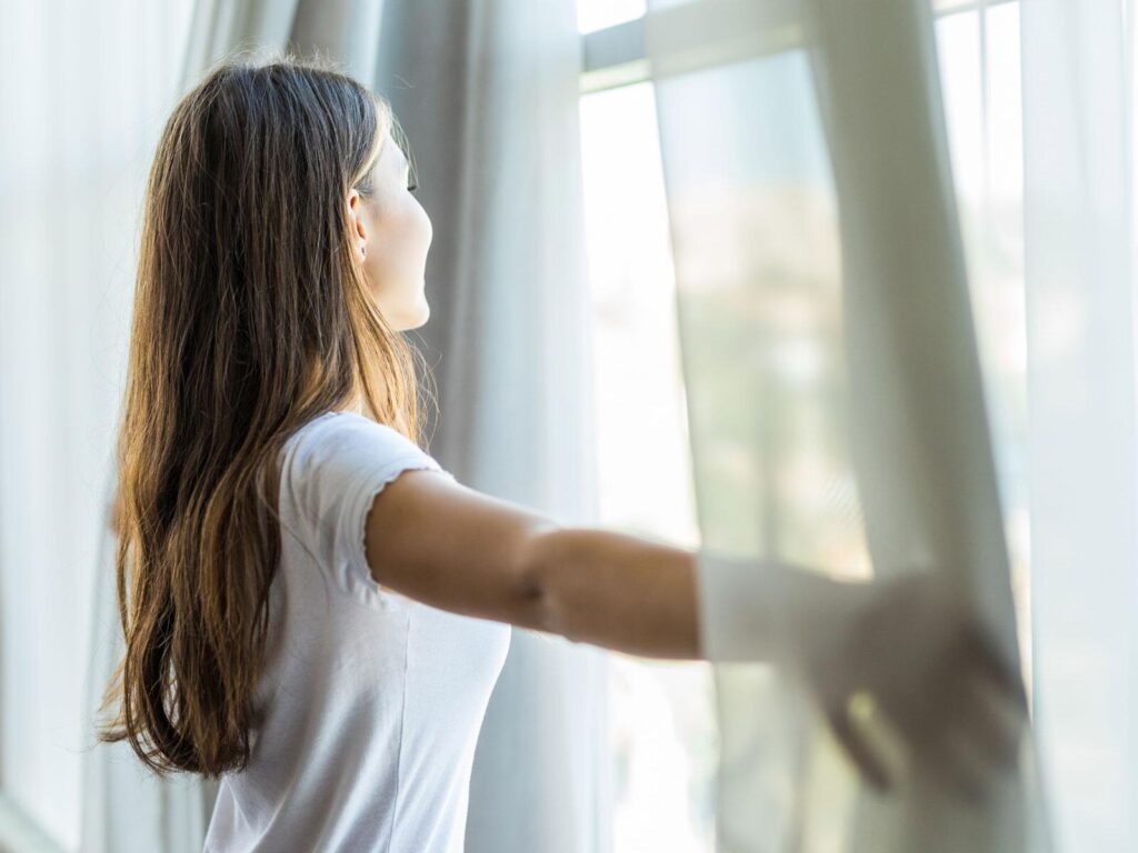 Heller moderner Raum bleibt im Sommer angenehm kühl dank Sonnenschutzfolie auf Fenstern