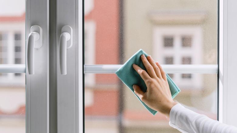 Saubere Glasfläche nach dem Entfernen einer Glasdekorfolie