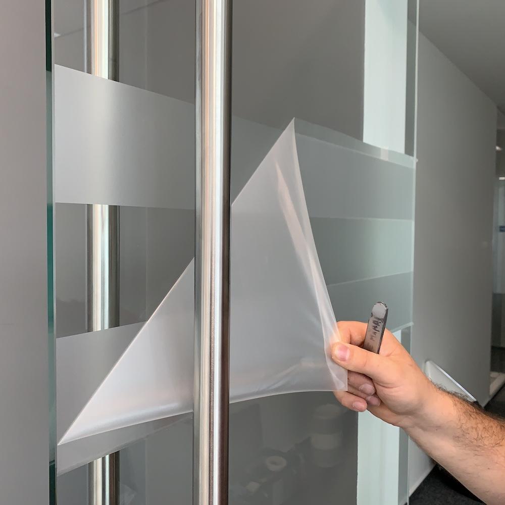 Glasdekorfolie wird rückstandslos von einer Glasscheibe entfernt
