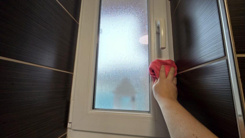 Langlebige Glasdekorfolie im modernen Badezimmer