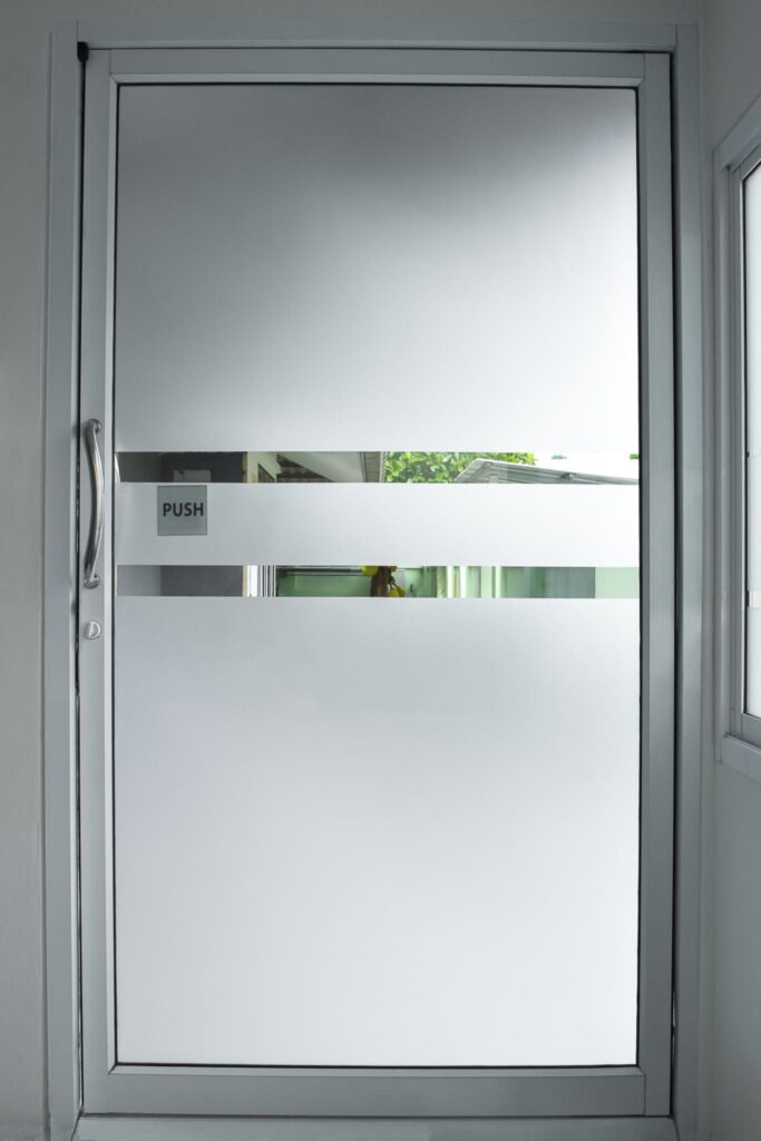  Reinigung einer Glasdekorfolie mit Mikrofasertuch